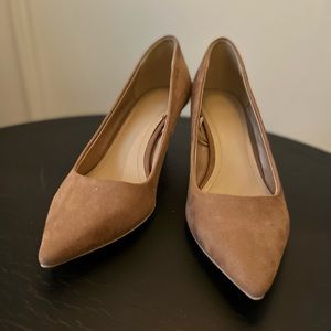 Classy camel pumps.